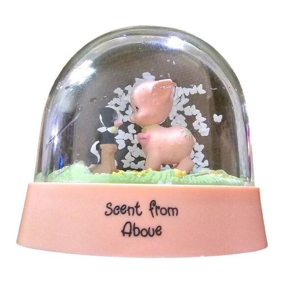Vtg Precious Moments Scent From Above Tubby Pig Skunk Water Snowglobe 1987 - Picture 1 of 3